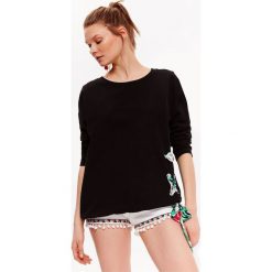BLUZA NIEROZPINANA DAMSKA Z KOKARDĄ, Z NADRUKIEM. Bluzy damskie marki DRYWASH. W wyprzedaży za 39.99 zł.