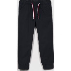Tommy Hilfiger - Spodnie dziecięce 110-176 cm. Spodnie materiałowe dla chłopców marki Tommy Hilfiger. W wyprzedaży za 199.90 zł.
