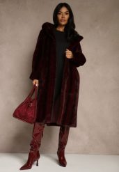 Bordowy Futrzany Płaszcz z Kapturem Zdobiony Pionowym Wzorem Elrinrahne. Czerwone płaszcze damskie Renee, l, z aplikacjami, z futra, klasyczne, z kapturem. Za 339.99 zł.