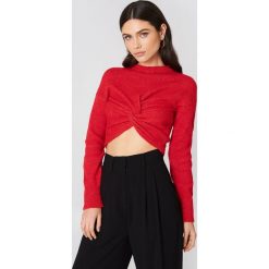 NA-KD Dzianinowy sweter kopertowy - Red. Swetry damskie marki NA-KD. W wyprzedaży za 36.58 zł.