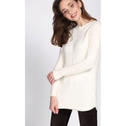 Kremowy Sweter Well-Lit. Białe swetry damskie Born2be, l, bez wzorów, bez kołnierzyka, bez ramiączek, długie, bez kaptura. Za 39.99 zł.