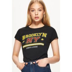 Koszulka z nadrukiem brooklyn - Czarny. T-shirty damskie Cropp, z nadrukiem. W wyprzedaży za 19.99 zł.