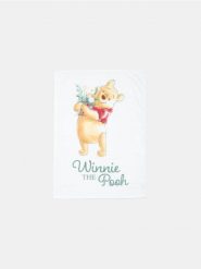 Koc z ozdobnym nadrukiem Winnie The Pooh - kremowy. Białe kocyki dla dzieci Sinsay. Za 19.99 zł.
