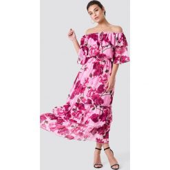 NA-KD Boho Sukienka maxi z odkrytymi ramiona - Pink. Sukienki damskie marki NA-KD Boho. W wyprzedaży za 60.97 zł.