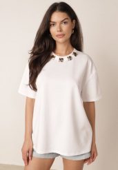 Biały Bawełniany T-shirt Oversize z Biżuteryjnymi Aplikacjami przy Dekolcie Tesana. Białe bluzki damskie Born2be, uniwersalny, z aplikacjami, z bawełny, biznesowe, bez kołnierzyka. Za 69.99 zł.