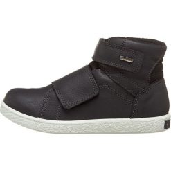 Skórzane sneakersy w kolorze czarnym. Czarne trampki i tenisówki dziewczęce Primigi, bez wzorów, z gore-texu, bez zapięcia. W wyprzedaży za 219.95 zł.