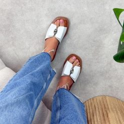 Białe skórzane klapki damskie T.Sokolski 775. Białe klapki damskie Sokolski, bez wzorów, ze skóry, eleganckie, bez obcasa, na płaskiej podeszwie. Za 259.00 zł.