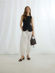 Bawełniane spodnie balloon - biały. Białe spodnie materiałowe damskie Reserved, l, bez wzorów, z bawełny. Za 159.99 zł.