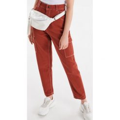 Spodnie cargo z kontrastowymi przeszyciami - Brązowy. Spodnie materiałowe damskie marki Cropp. Za 119.99 zł.