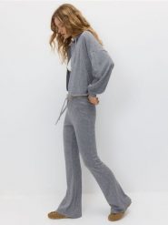 Spodnie flare z wiskozą - ciemnoszary. Szare spodnie materiałowe damskie Reserved, l, bez wzorów, z dzianiny. Za 119.99 zł.