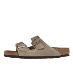Klapki damskie Birkenstock Arizona. Brązowe sandały damskie Birkenstock, bez wzorów, z materiału, bez obcasa, bez zapięcia. Za 1,054.12 zł.