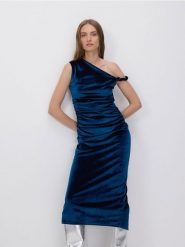 Welurowa sukienka midi - niebieski. Niebieskie sukienki damskie Reserved, na co dzień, l, bez wzorów, z dzianiny, bez kołnierzyka, bez ramiączek, midi, proste. W wyprzedaży za 39.99 zł.