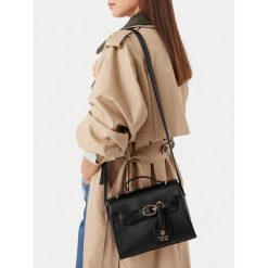 Torebka Beverly Hills Polo Club. Czarne torebki do ręki damskie Beverly Hills Polo Club, bez wzorów, klasyczne, bez dodatków. Za 199.99 zł.