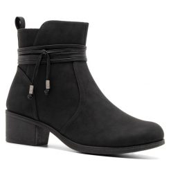 Botki Clara Barson. Czarne botki damskie Clara Barson, bez obcasa, na słupku, bez zapięcia. Za 139.99 zł.