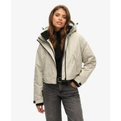 Damska kurtka wodoodporna Superdry SD-Windcheater. Szare kurtki damskie Superdry., bez wzorów, bez kaptura. W wyprzedaży za 349.00 zł.