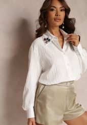 Biała Koszula z Ozdobnymi Kryształkami na Kołnierzyku Savila. Białe bluzki damskie Renee, l, bez wzorów, bez kołnierzyka, bez ramiączek. Za 149.99 zł.