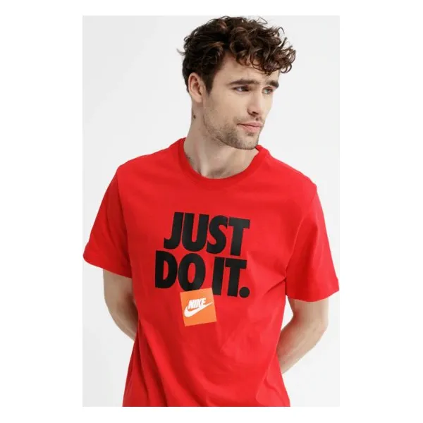 Nike Koszulka Ss M Nsw Tee Hbr 3 , czerwony, rozmiar L. Czerwone koszulki sportowe męskie Nike, l, bez wzorów, z bawełny, bez kołnierzyka, bez ramiączek, climacool (adidas). W wyprzedaży za 79.99 zł.