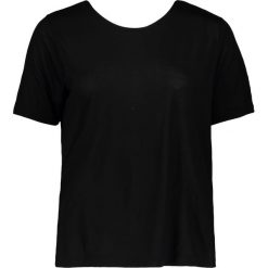 Koszulka w kolorze czarnym. Czarne t-shirty damskie marki Benetton, z dekoltem na plecach. W wyprzedaży za 45.95 zł.