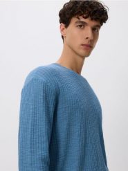 Sweter ze strukturalnej dzianiny - jasnoniebieski. Niebieskie swetry przez głowę męskie Reserved, l, bez wzorów, z bawełny, bez kołnierzyka. Za 99.99 zł.
