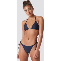 NA-KD Swimwear Dół bikini Shiny Triangle - Blue. Bikini damskie marki NA-KD Swimwear. W wyprzedaży za 19.20 zł.