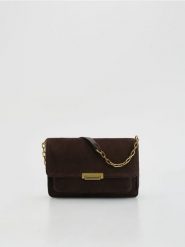 Zamszowa torebka na ramię - ciemnobrązowy. Brązowe torby na ramię damskie Reserved, bez wzorów, z zamszu, zamszowe, bez dodatków. Za 259.99 zł.