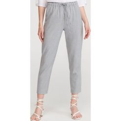 Spodnie w prążek - Jasny szary. Spodnie materiałowe damskie Reserved. W wyprzedaży za 49.99 zł.