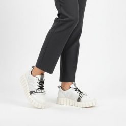 Sneakersy damskie Artiker cholewka ze skóry naturalnej licowej z perforowanym panelem bocznym i sznurowaniem uzupełnionym dekoracyjnym łańcuchem, bia. Białe półbuty damskie Artiker, bez wzorów, ze skóry, bez obcasa, bez zapięcia. Za 199.00 zł.