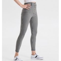 Spodnie High Waist w kratę - Szary. Spodnie materiałowe damskie Cropp. Za 89.99 zł.