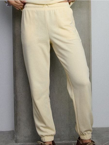 Spodnie jogger z dzianiny terry - żółty. Żółte spodnie materiałowe damskie Sinsay, l, bez wzorów, z dzianiny. Za 29.99 zł.