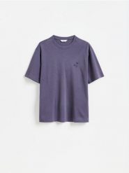 T-shirt relaxed z nadrukiem na plecach - fioletowy. Fioletowe t-shirty męskie Reserved, l, bez wzorów, z bawełny, bez kołnierzyka. Za 69.99 zł.