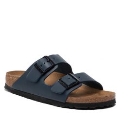Klapki Birkenstock. Niebieskie klapki damskie Birkenstock, bez wzorów, bez obcasa. Za 339.99 zł.
