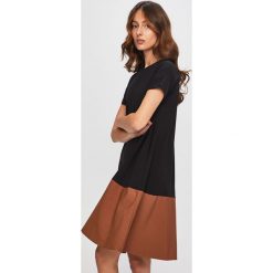 Answear - Sukienka. Czarne sukienki damskie ANSWEAR, na co dzień, m, bez wzorów, z bawełny, casualowe, bez kołnierzyka, bez ramiączek, mini, proste. Za 129.90 zł.
