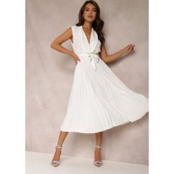 Biała Sukienka Volantis. Białe sukienki damskie Renee, na wesele, bez wzorów, eleganckie, bez kołnierzyka, bez ramiączek, maxi, kopertowe. Za 69.99 zł.