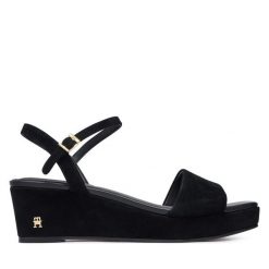 Sandały Tommy Hilfiger. Czarne sandały damskie Tommy Hilfiger, bez wzorów, bez obcasa, na koturnie, bez zapięcia. Za 569.99 zł.