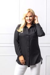 Elegancka czarna koszula zapinana na guziki PLUS SIZE XXL. Czarne bluzki damskie Nasi partnerzy, plus size, bez wzorów, z poliesteru, eleganckie, bez kołnierzyka, plus size, bez ramiączek. Za 199.90 zł.