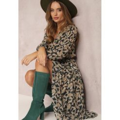 Zielona Sukienka Kopertowa z Gumką w Talii Jarne. Zielone sukienki damskie Renee, l, bez wzorów, z materiału, boho, bez kołnierzyka, bez ramiączek, maxi, kopertowe. Za 64.99 zł.