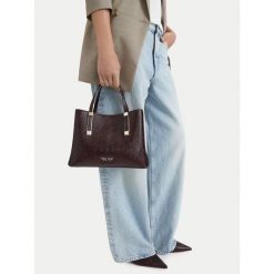 Torebka Nine West. Czerwone torebki do ręki damskie Nine West, bez wzorów, bez dodatków. Za 299.99 zł.