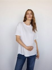 T-shirt oversize z modalem - biały. Białe t-shirty damskie Reserved, l, bez wzorów, z bawełny, bez kołnierzyka. W wyprzedaży za 69.99 zł.