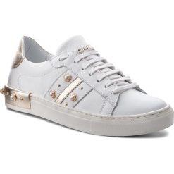 Sneakersy CARINII - B4644 L46-L90-000-D16. Białe półbuty damskie Carinii, bez wzorów, z materiału, bez obcasa, na płaskiej podeszwie, bez zapięcia. W wyprzedaży za 229.00 zł.