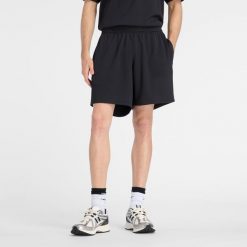 Spodenki męskie New Balance MB61V17CBK – czarne. Czarne szorty męskie New Balance, m, bez wzorów, z materiału, klasyczne. Za 199.99 zł.