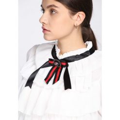 Biała Bluzka Helpless. Białe bluzki damskie marki Born2be, z długim rękawem. Za 69.99 zł.