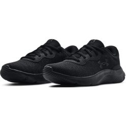 Buty sportowe dla kobiet Under Armour Mojo. Czarne obuwie sportowe damskie Under Armour, bez wzorów, trekkingowe. Za 169.99 zł.