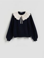 Sweter z ozdobnym kołnierzem - granatowy. Niebieskie swetry damskie Reserved, l, bez wzorów, z dzianiny, bez kołnierzyka, bez ramiączek, bez kaptura. Za 139.99 zł.