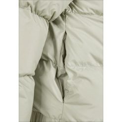 Kurtka damska Urban Classics hooded puffer-grandes tailles. Zielone kurtki damskie Urban Classics, na zimę, bez wzorów, z puchu, bez kaptura. Za 337.50 zł.