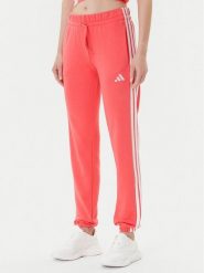 Adidas Spodnie dresowe Essentials 3-Stripes KE4387 Koralowy Regular Fit. Pomarańczowe spodnie dresowe damskie Adidas, xs, bez wzorów, z dresówki. Za 159.99 zł.