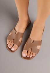 Brązowe Klapki Vices Ozdobione Wycięciami Arnellta. Brązowe klapki damskie Renee, bez wzorów, eleganckie, bez obcasa, na płaskiej podeszwie. Za 59.99 zł.