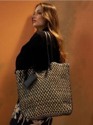 Pleciona torebka tote - wielobarwny. Torebki do ręki damskie Sinsay, bez wzorów, bez dodatków. W wyprzedaży za 29.99 zł.