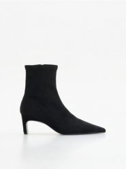 Botki na obcasie - czarny. Czarne botki damskie Reserved, bez obcasa, na obcasie, bez zapięcia. Za 169.99 zł.