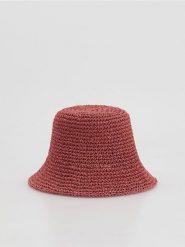 Pleciony kapelusz bucket - różowy. Czerwone czapki i kapelusze damskie Reserved, bez wzorów. Za 79.99 zł.
