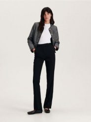 Spodnie flare - czarny. Czarne spodnie materiałowe damskie Reserved, l, bez wzorów, z tkaniny. W wyprzedaży za 45.99 zł.